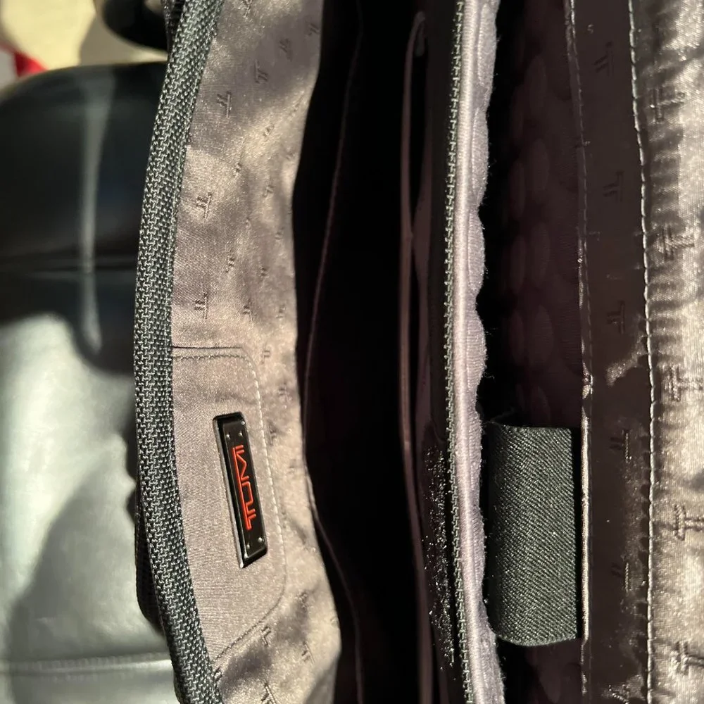 TUMI EXPANDABLE BRIEF CASE BLACK INSIDE POCKETS AND 4 OUTSIDE POCKETS,